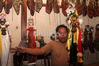 Selain membuat wayang golek, Agus juga menjadi dalang dalam dua bahasa, Inggris dan Sunda. Gusmun/detikcom.