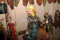 Agus tidak hanya membuat wayang dengan wajah tokoh-tokoh pewayangan, tapi juga wajah-wajah kontemporer sesuai keinginan pemesan. Gusmun/detikcom.