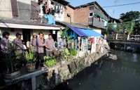 Jokowi meninjau sungai yang kotor yang menjadi langganan banjir.