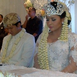 Ini Dia Foto-foto Pernikahan Audy dan Iko Uwais