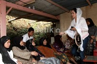 Tiba di kampung halaman, Shinta disambut para warga yang nampak antusias melihat kedatangannya. Herianto Batubara/detikHot.