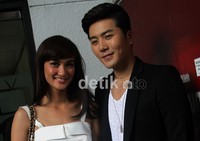 Atiqah berpose dengan teman duetnya, Eru. Gus Mun/detikHOT.