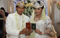 Rona kebahagiaan terpancar jelas dari wajah Audy dan Iko Uwais usai melangsungkan akad nikah.