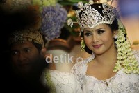 Audy terlihat sangat cantik nan anggun dengan kebaya berwarna putih.
