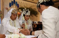 Pemilik nama lengkap Paula Allodya Item binti Jopie Rachmat Item itu resmi menikah dengan mas kawin berupa perhiasan emas seberat 29 gram.
