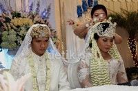 Sebelum ijab kabul, pelantun hits Menangis Semalam itu terlebih dahulu meminta maaf kepada kedua orang tua dan kepada sang kakak yang menjadi walinya, Stevie Item.
