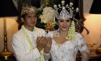 Audy dan Iko menunjukan cincin kawinnya usai menggelar jumpa pers.