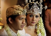 Keduanya tak mampu memendam rasa bahagia usai resmi menjadi suami istri.
