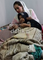 Shinta Bachir Santuni Anak Yatim