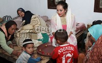 Shinta menyantuni anak-anak yatim. Herianto Batubara/detikHOT.