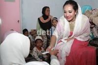 Shinta mengaku memang rutin setiap bulan memberikan santunan kepada anak Yatim. Herianto Batubara/detikHOT.