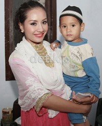 Shinta nampak menggendong salah satu anak yatim. Herianto Batubara/detikHOT.