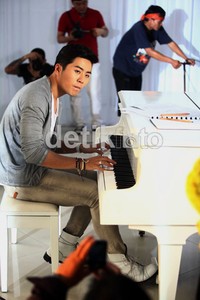 Dalam syuting tersebut, Eru tampak bermain piano.