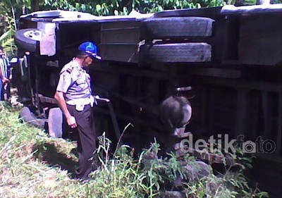 Bus Pengantin Terguling, 1 Orang Tewas