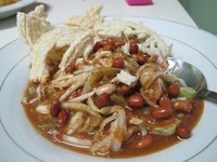 Berbeda dengan asinan Betawi lain yang dijual oleh orang Jakarta asli, asinan Bonbin dibuat oleh keturunan Tionghoa. Makanya isiannya sedikit berbeda, yaitu ada lokio (bawang Batak) dan lobak. (Fitria Rahmadianti/Detikfood)