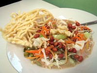 Pecinta kerupuk pasti doyan membeli asinan di Jl. Veteran. Seporsi asinan Bang Tata dilengkapi dengan kerupuk jumbo yang renyah. Kriuk kriuk! (Fitria Rahmadianti/Detikfood)