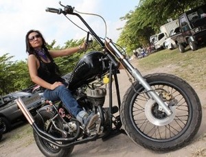 Elise Lebih Gaya dengan Moge Antik
