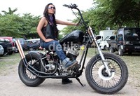 Elise Yuliandari berpose dengan motor antik miliknya. (M Ikhsan/detikOto).