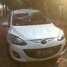Mazda2 Terbalik di Jl Gunawarman, Kap dan Bemper Mobil Ringsek
