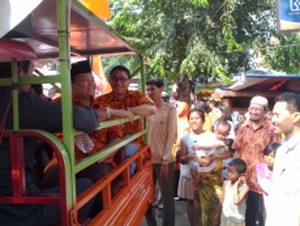Naik Motor Gerobak, Hidayat Kampanye Keliling Pasar Gembrong