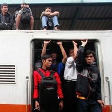 Dua Orang Tewas Tertabrak KRL, Polisi Tutup Perlintasan Liar di Tebet