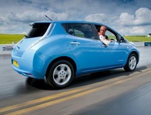 Nissan LEAF Siap Menembus Rekor...Jalan Mundur