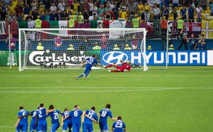 Fans Inggris Turunkan Celana, Penalti Diamanti Tetap Masuk