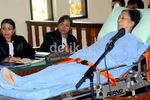 Nenek Loena Diadili di Atas Tempat Tidur