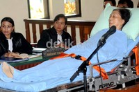 Loena disidangkan di PN Denpasar dalam keadaan terbaring di ranjang. Nenek renta ini mengalami kelumpuhan dan depresi akibat kasus yang membelitnya. Gede Suardana/detikNews.