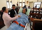 Nenek Loena Diadili di Atas Tempat Tidur