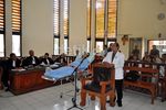 Nenek Loena Diadili di Atas Tempat Tidur