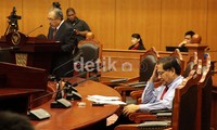 Rizal Ramli mendengarkan keterangan yang disampaikan oleh saksi lainnya dalam sidang di Mahkamah Konsitusi (MK) Jakarta