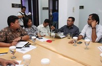 Kordinator Kontras Haris Azhar beraudiensi dengan Anggota Komnas HAM Ridha Saleh (baju batik). Kontras meminta penembakan dan kekerasan di Papua dihentikan.