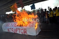 Mahasiswa yang menamakan kelompoknya Jong Celebes membakar keranda bertuliskan SBY-Boediono Koruptor di bawah fly over. Muhammad Nur Abdurrahman/detikcom.