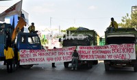 Mahasiswa menyandera tiga truk untuk dijadikan mimbar bebas di tengah perempatan jalan AP Pettarani-Urip Sumoharjo dan pintu tol. Muhammad Nur Abdurrahman/detikcom.