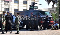 Aparat gabungan TNI-Polri berjaga-jaga di dekat lokasi peresmian gedung rehabilitasi BNN. Dalam kunjungan Wapres untuk kali pertama di Makassar ini, sebanyak 5400 personel aparat TNI-Polri disiagakan. Muhammad Nur Abdurrahman/detikcom.