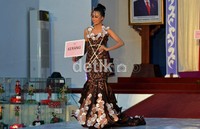 Dyah Ayu Fitriani memperagakan busana yang terbuat dari kain batik dan kulit kerang. Angling Adhitya Purbaya/detikcom.