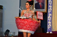 Seorang model memperagakan baju dengan ciri khas Kudus, yaitu Kretek. Angling Adhitya Purbaya/detikcom.