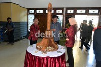 Tugu Muda yang terbuat dari makanan gethuk menjadi pemandangan pertama saat pengunjung memasuki ruangan. Angling Adhitya Purbaya/detikcom.