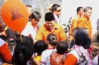 Hidayat menyapa warga yang menunggunya. (dok PKS)