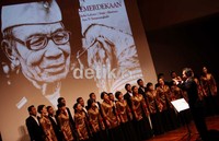 The Indonesia Choir-lah yang menggelar konser tersebut tak kurang dari 17 lagu-lagu nostalgia dibawakan selama kurang lebih satu setengah jam.