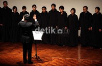 Selain itu, beberapa para pemuda dan orang dewasa yang ikut dalam paduan suara itu juga tampil dengan mengenakan jubah hitam.