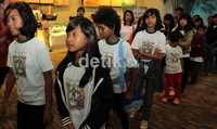 Ratusan anak-anak yatim dari berbagai panti yang terdiri dari lima golongan agama yang berbeda-beda diundang untuk menyaksikan film tersebut.