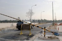Jalan utama menuju gerbang utama masih terlihat belum terlesaikan. (Chaidir Tanjung/detikcom).