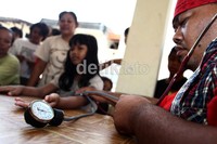 Warga menjalani pemeriksaan.