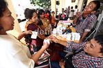 Baju Kotak-kotak Beri Pengobatan Gratis