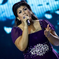 Gagal 6 Kali, Regina Bersyukur Akhirnya Masuk Final Indonesian Idol 2012