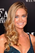 Berusia 41 Tahun, Denise Richards Makin Seksi