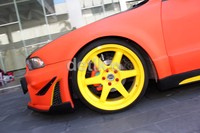 Untuk memperkental aura street racing, sang modifikator menggunakan eksterior bodi tambahan seperti head lamp 2 proyektor model devil eyes dan cover spion. (M Ikhsan/detikOto).