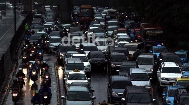 Kepadatan Akibat Kecelakaan Truk di Tol Cikampek KM 44 Sudah Cair